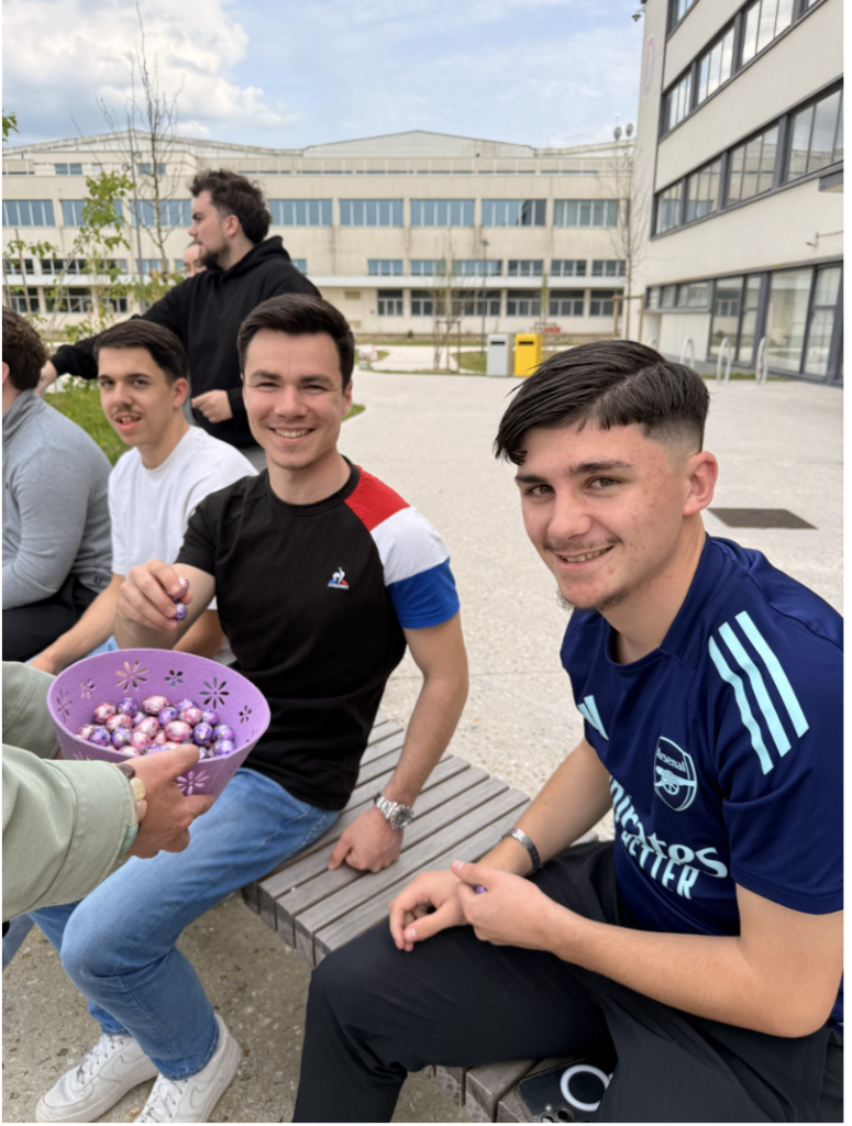 Apprenants participant à la chasse aux oeufs de Pâques chez Formaflow.